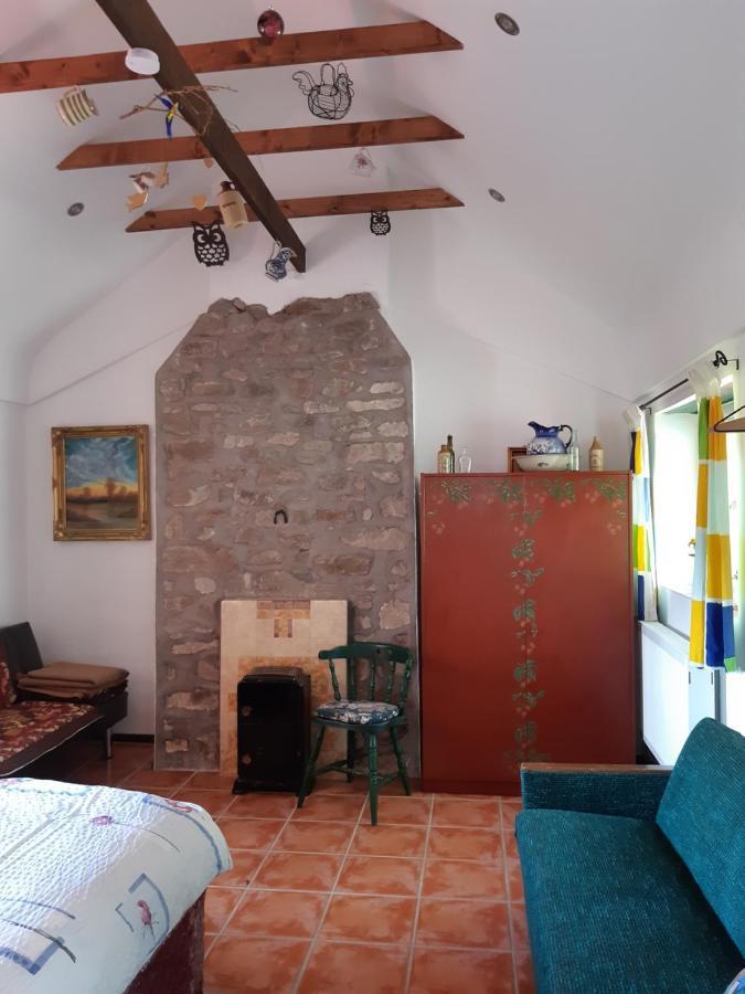 Back2Roots - Beautifully Restored Cottage, Doochary エクステリア 写真